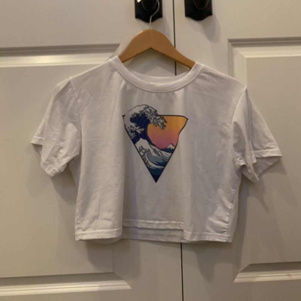 White cropped tshirt with wave design